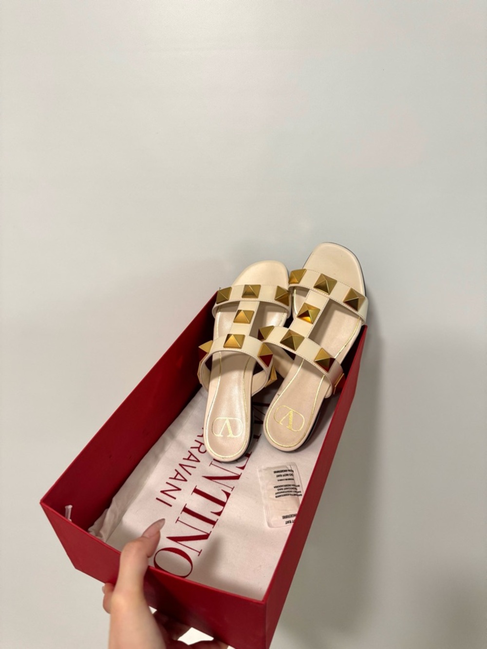 <NWT> Valentino Garavani Roman Stud Flat Sandals - Picture 3 of 4